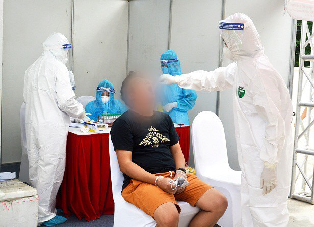 Người dân được cán bộ y tế lấy mẫu thực hiện xét nghiệm RT-PCR - Ảnh: Đức Vân