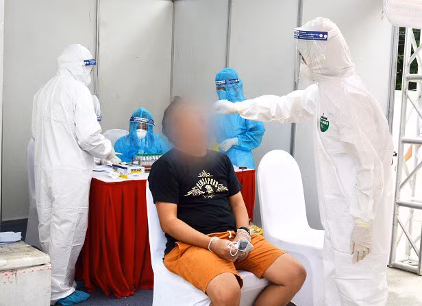 Người dân được cán bộ y tế lấy mẫu thực hiện xét nghiệm RT-PCR - Ảnh: Đức Vân