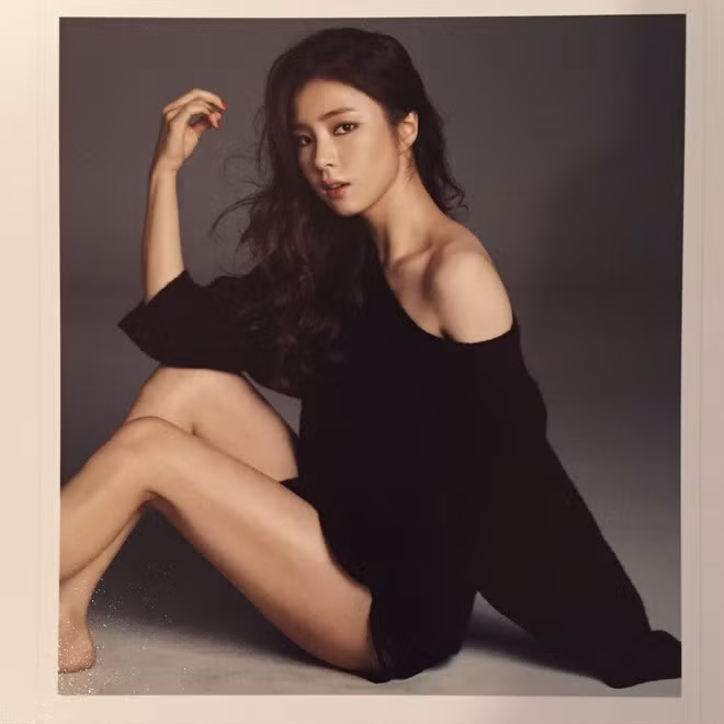 Sở hữu chiều cao 1,66m cùng thân hình nóng bỏng, gương mặt xinh đẹp đầy lôi cuốn, Shin Se Kyung liên tục lọt vào mắt xanh của các nhãn hàng thời trang, mỹ phẩm nổi tiếng xứ Hàn. Cô cũng là gương mặt quen thuộc trên các tạp chí danh tiếng và “đánh cắp” trái tim của đấng mày râu với vóc dáng bốc lửa, cuốn hút cùng gương mặt lúc ngây thơ, trong sáng, khi lại sắc sảo, gợi tình ẢNH: INSTAGRAM NV