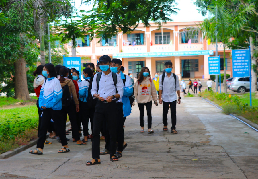 Thí sinh điểm thi Trường THPT Hà Huy Tập (huyện Kông Chro) nhẹ nhõm sau môn thi Ngoại ngữ. Ảnh: Ngọc Minh