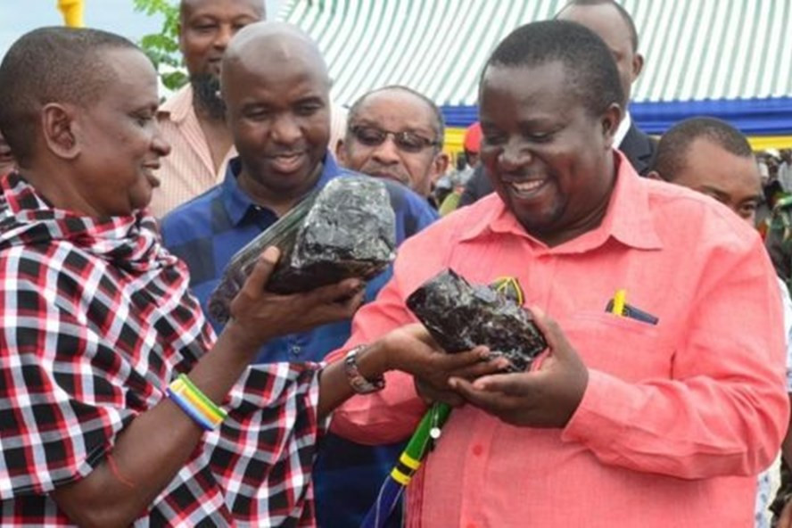  Ông Laizer cầm trên tay 2 khối đá quý Tanzanite bán được triệu đô hồi tháng 6. Ảnh: Tanzania Ministry of Minerals