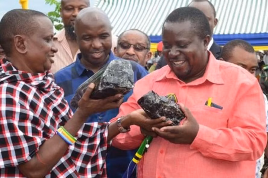  Ông Laizer cầm trên tay 2 khối đá quý Tanzanite bán được triệu đô hồi tháng 6. Ảnh: Tanzania Ministry of Minerals