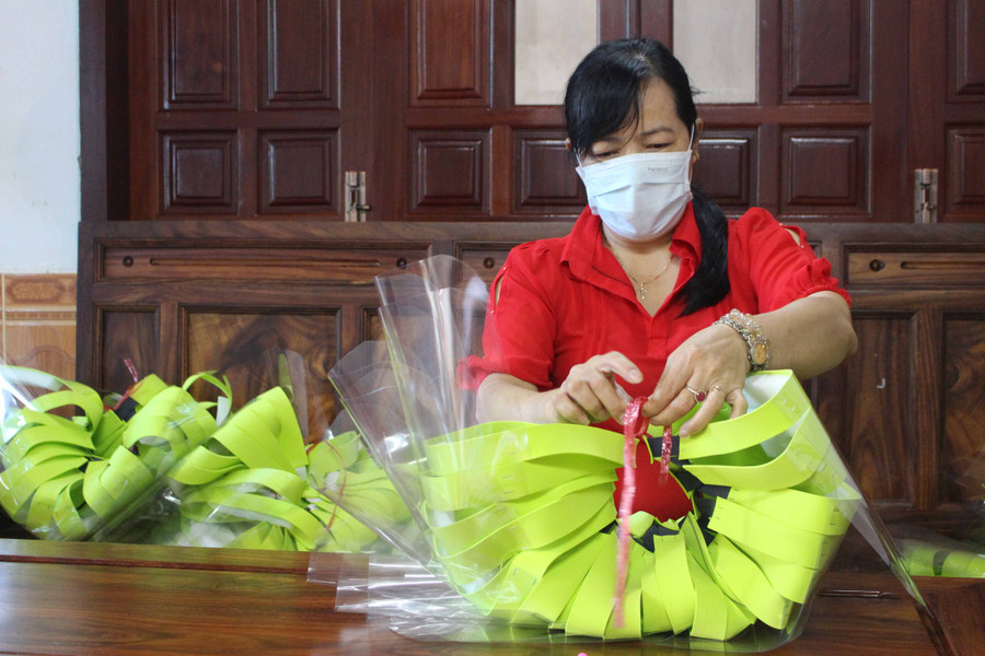 Những chiếc mũ ngăn giọt bắn phòng dịch được sắp xếp cẩn thận trước khi trao cho các bệnh viện. Ảnh: Nguyễn Giang