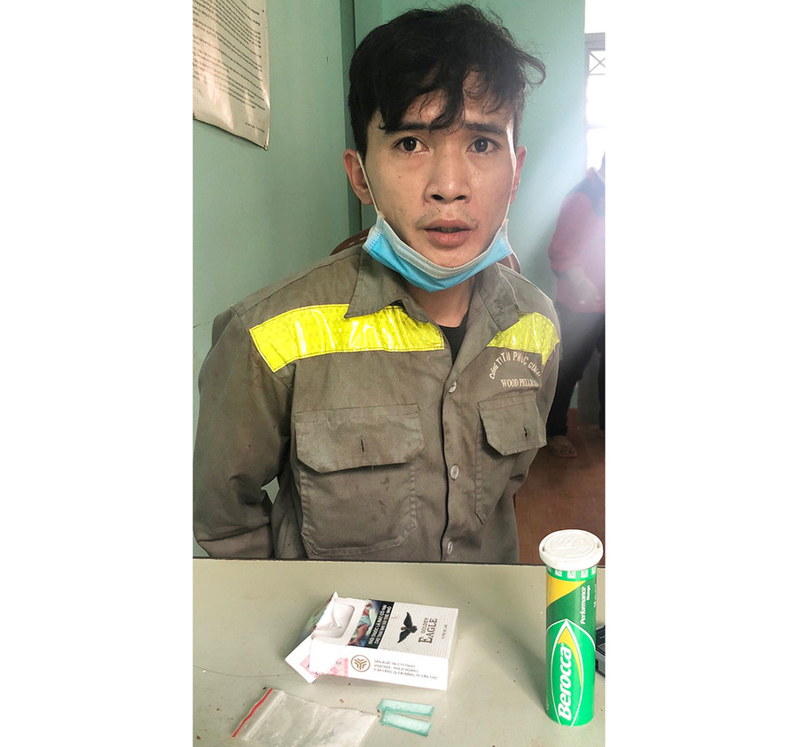  Đối tượng Thịnh cùng tang vật của vụ án. Ảnh: Văn Ngọc