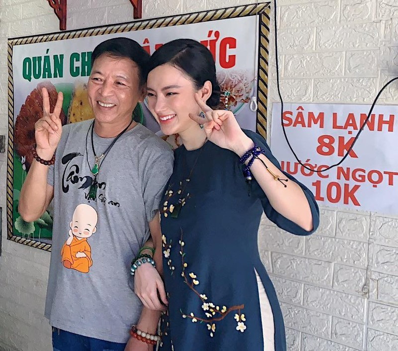 Angela Phương Trinh chụp ảnh cùng mọi người. Ảnh: NSCC