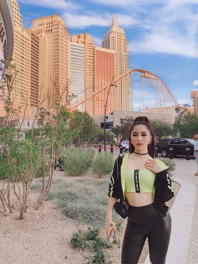 Nữ ca sĩ sinh năm 1995 tranh thủ khám phá khắp nơi