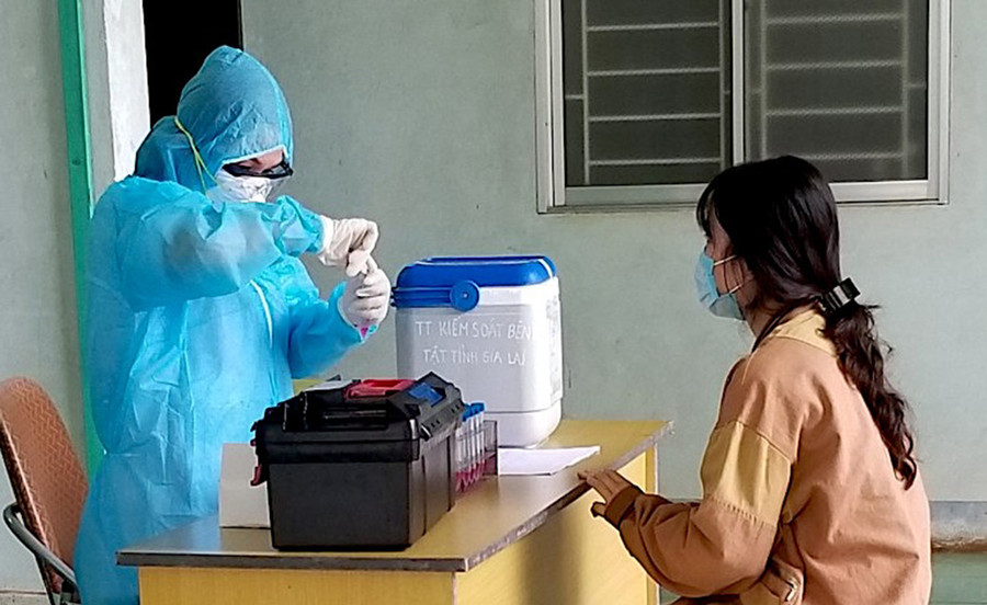 Nhân viên y tế lấy mẫu xét nghiệm cho thí sinh thi tốt nghiệp THPT năm 2020 trở về từ vùng dịch. Ảnh: H.T Nhân viên y tế lấy mẫu xét nghiệm cho thí sinh thi tốt nghiệp THPT năm 2020 trở về từ vùng dịch. Ảnh: H.T