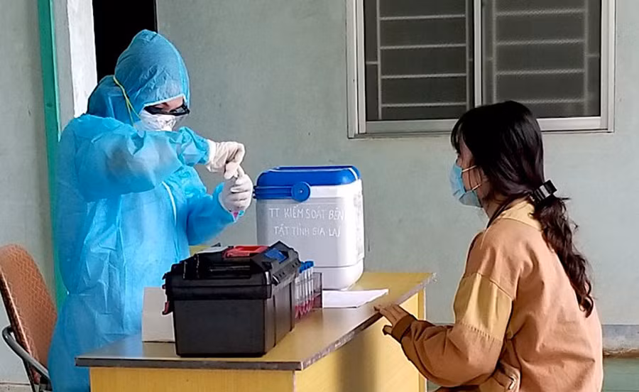  Nhân viên y tế lấy mẫu xét nghiệm cho thí sinh thi tốt nghiệp THPT năm 2020 trở về từ vùng dịch. Ảnh: H.T