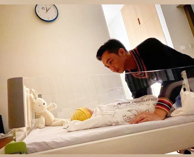Cường Đô La trìu mến chăm sóc con gái mới sinh ẢNH: CHỤP MÀN HÌNH