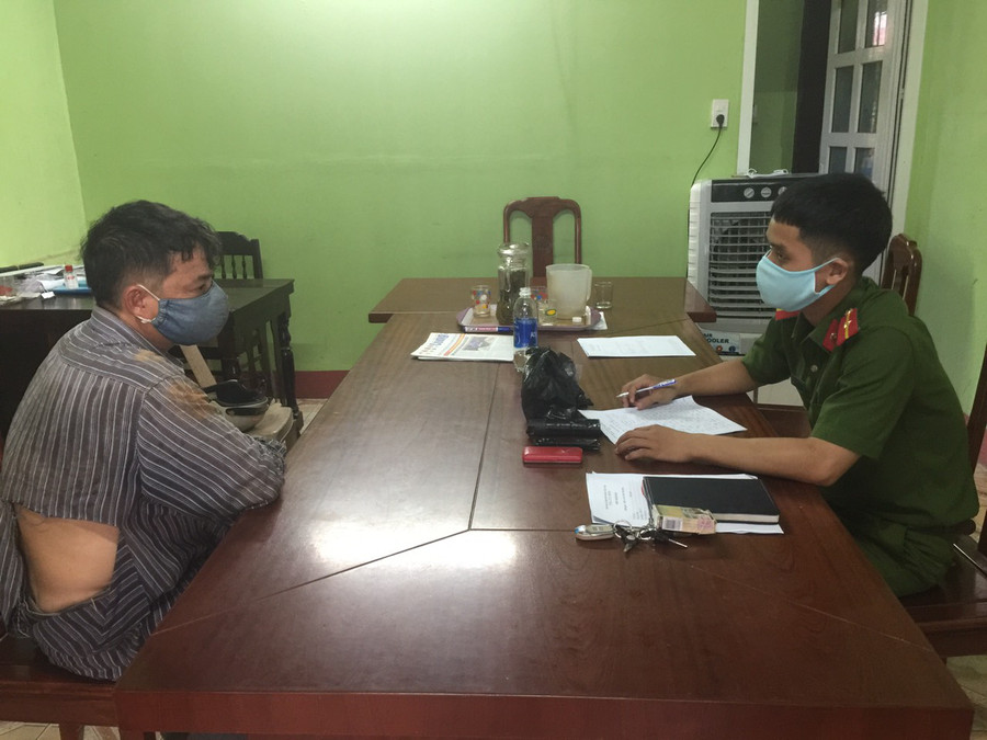 Trần Viết Đức tại cơ quan công an. Trần Viết Đức tại cơ quan công an.