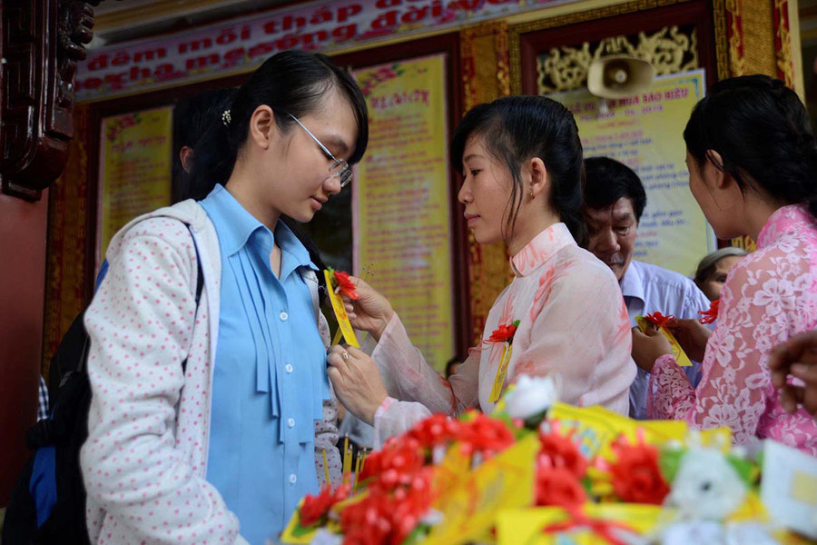 Những bông hoa cài áo trong mùa Vu lan báo hiếu cha mẹ - Ảnh: DUYÊN PHAN