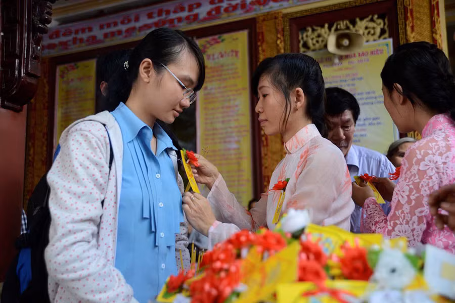  Những bông hoa cài áo trong mùa Vu lan báo hiếu cha mẹ - Ảnh: DUYÊN PHAN