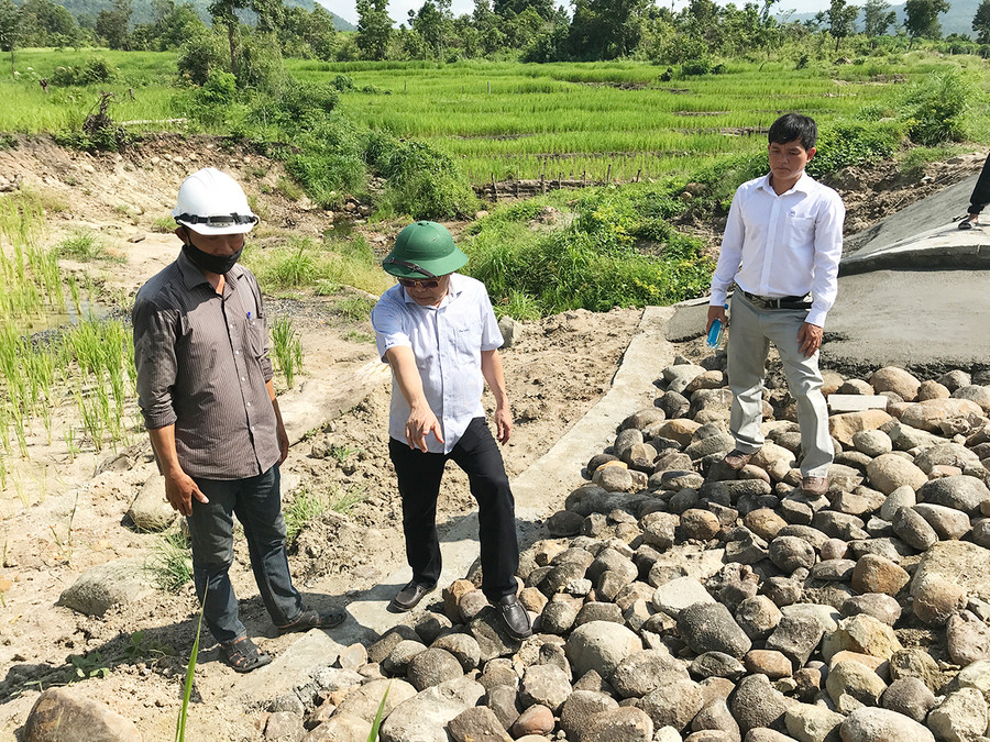 Kiểm tra đoạn sụt lún, hư hỏng đang khắc phục. Ảnh: Nguyễn Diệp Kiểm tra đoạn sụt lún, hư hỏng đang khắc phục. Ảnh: Nguyễn Diệp