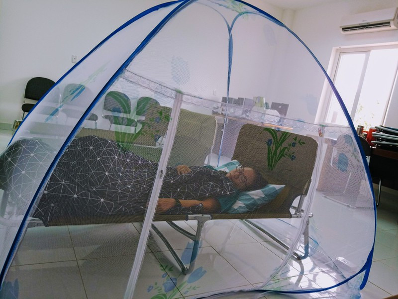 Giấc nghỉ tạm của nhân viên xét nghiệm khoa virus, Viện vệ sinh dịch tễ Tây Nguyên.