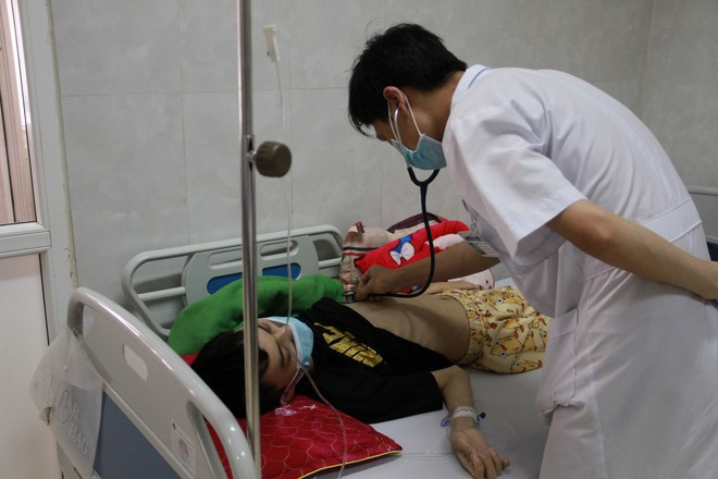 Bác sĩ thăm khám cho Nhật tại BVĐK vùng Tây Nguyên ẢNH: HOÀNG BÌNH