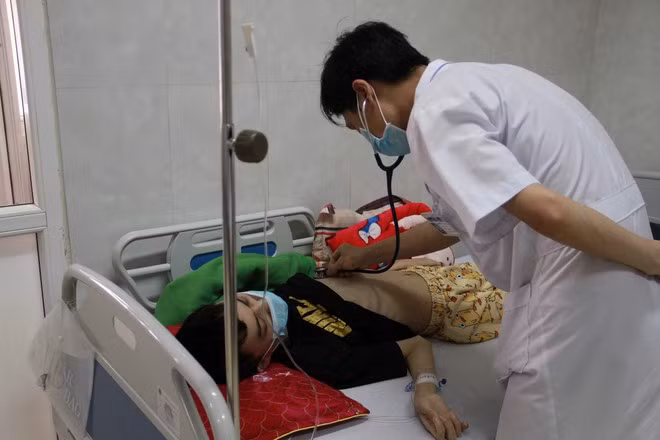 Bác sĩ thăm khám cho Nhật tại BVĐK vùng Tây Nguyên ẢNH: HOÀNG BÌNH