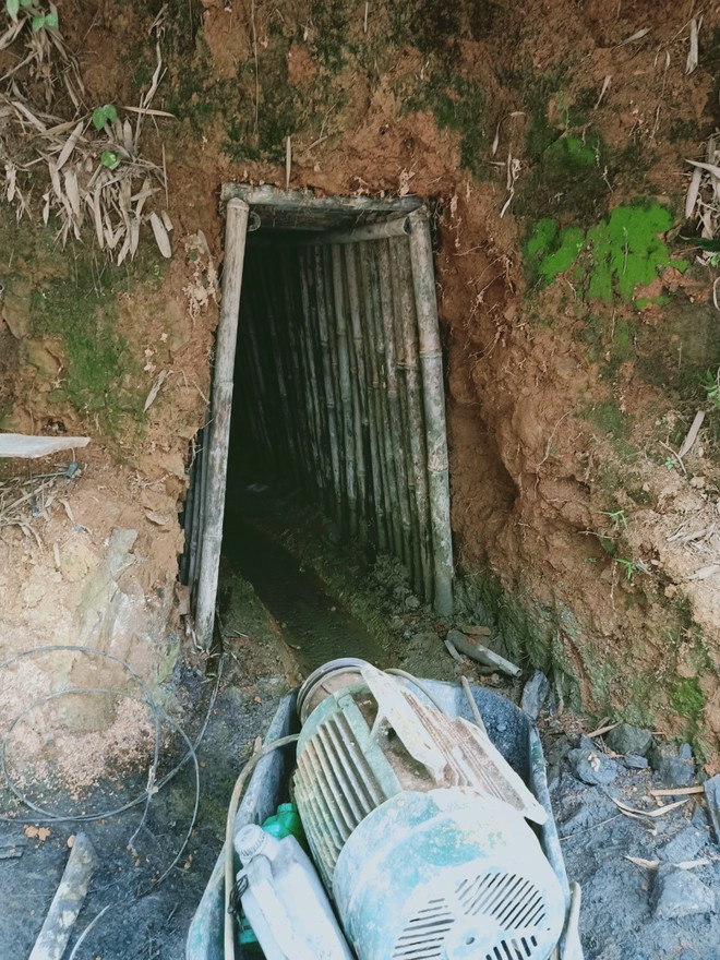 Hiện trường khai thác vàng trái phép ẢNH: PHAN BÁ