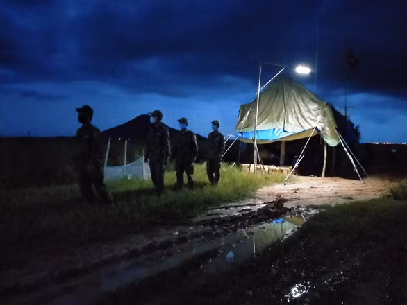 Lực lượng biên phòng cửa khẩu quốc tế Tịnh Biên đi tuần tra đêm biên giới - Ảnh: BỬU ĐẤU