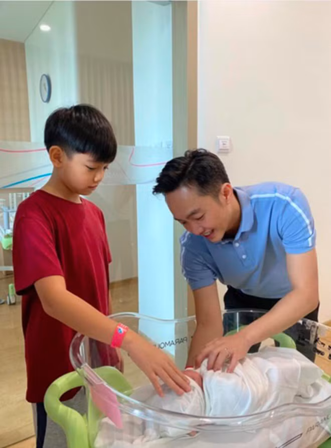 Cường Đô la và con trai riêng Subeo đón chào thành viên mới là một bé gái tên gọi Suchin