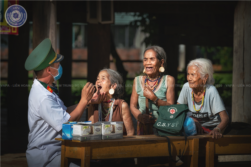 Tác phẩm “Bộ đội khám bệnh cho dân tộc thiểu số" của tác giả Nguyễn Ngọc Hòa đạt huy chương đồng.  Tác phẩm “Bộ đội khám bệnh cho dân tộc thiểu số” của tác giả Nguyễn Ngọc Hòa đạt huy chương đồng.