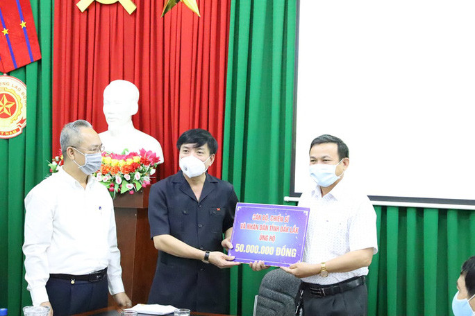 Bí thư Tỉnh ủy Đắk Lắk trao tặng mỗi khu cách ly 50 triệu đồng Bí thư Tỉnh ủy Đắk Lắk trao tặng mỗi khu cách ly 50 triệu đồng