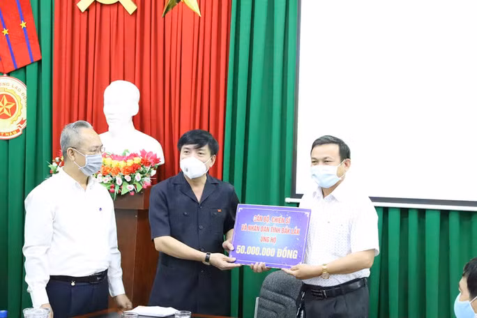 Bí thư Tỉnh ủy Đắk Lắk trao tặng mỗi khu cách ly 50 triệu đồng