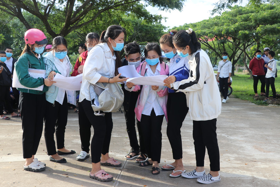 Thí sinh điểm thi Trường THPT Y Đôn (huyện Đak Pơ) trao đổi thông tin sau khi kết thúc môn Toán. Ảnh: Ngọc Minh