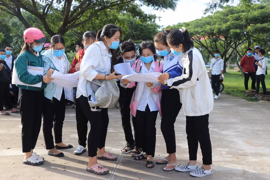 Thí sinh điểm thi Trường THPT Y Đôn (huyện Đak Pơ) trao đổi thông tin sau khi kết thúc môn Toán. Ảnh: Ngọc Minh