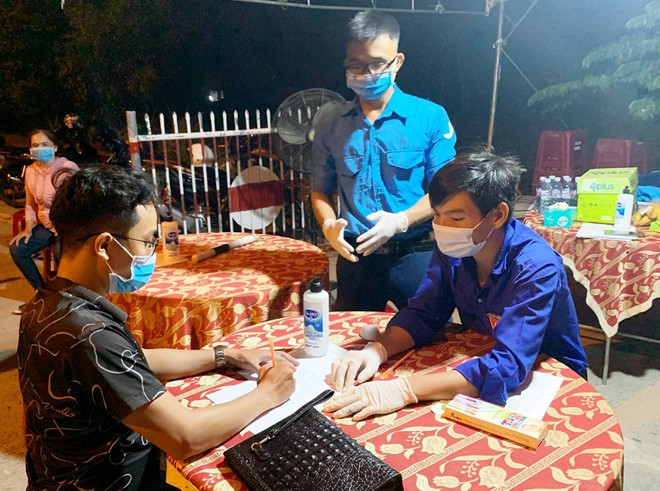 Nhiều bạn trẻ túc trực cả đêm hướng dẫn người dân khai báo y tế ẢNH: NAM THỊNH