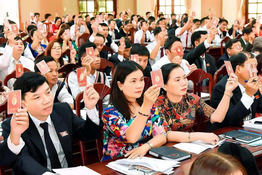 Các đại biểu biểu quyết nhân sự bầu Ban Chấp hành Đảng bộ huyện nhiệm kỳ 2020-2025. Ảnh: Đức Thụy