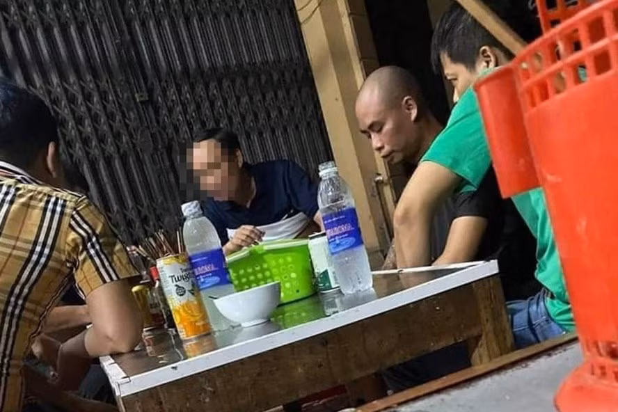 Đối tượng nổ súng bắn người bị bắt khi đang lẩn trốn ở tỉnh Bắc Giang. Ảnh: G.Đạt Đối tượng nổ súng bắn người bị bắt khi đang lẩn trốn ở tỉnh Bắc Giang. Ảnh: G.Đạt