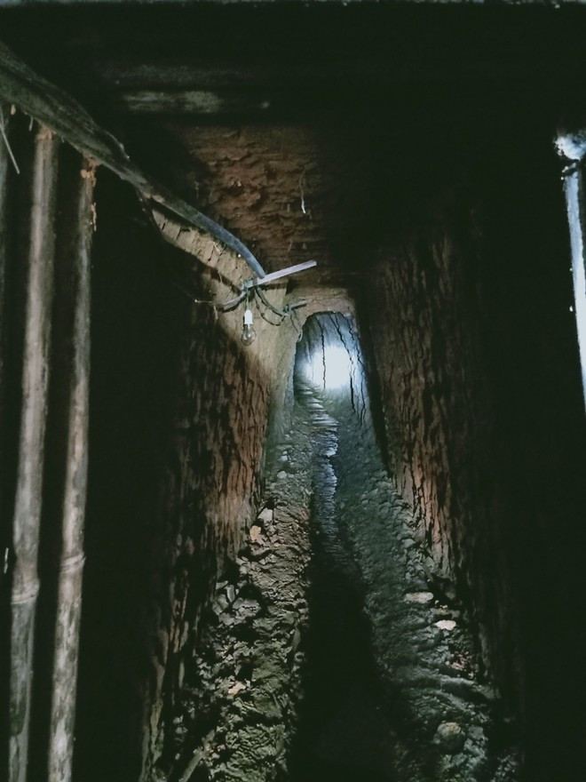 Hầm khai thác vàng được đào sâu vào lòng đất ẢNH: PHAN BÁ