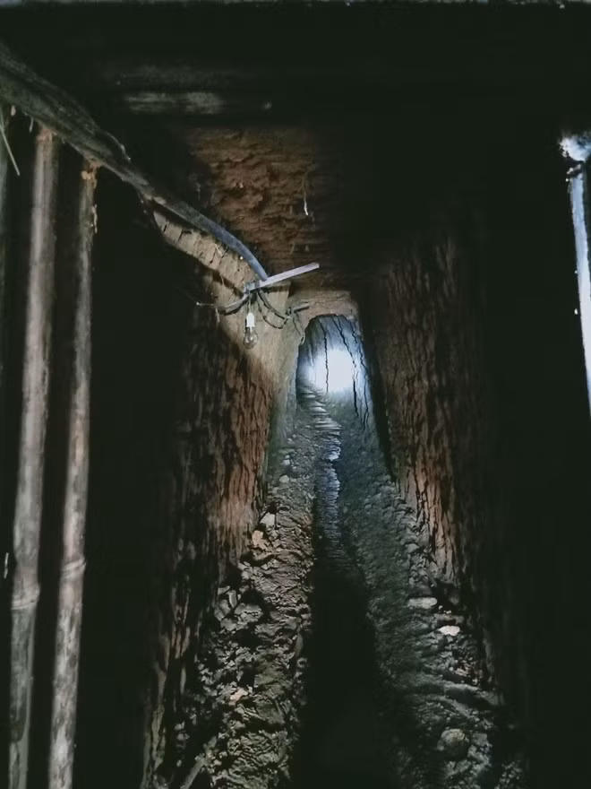 Hầm khai thác vàng được đào sâu vào lòng đất ẢNH: PHAN BÁ