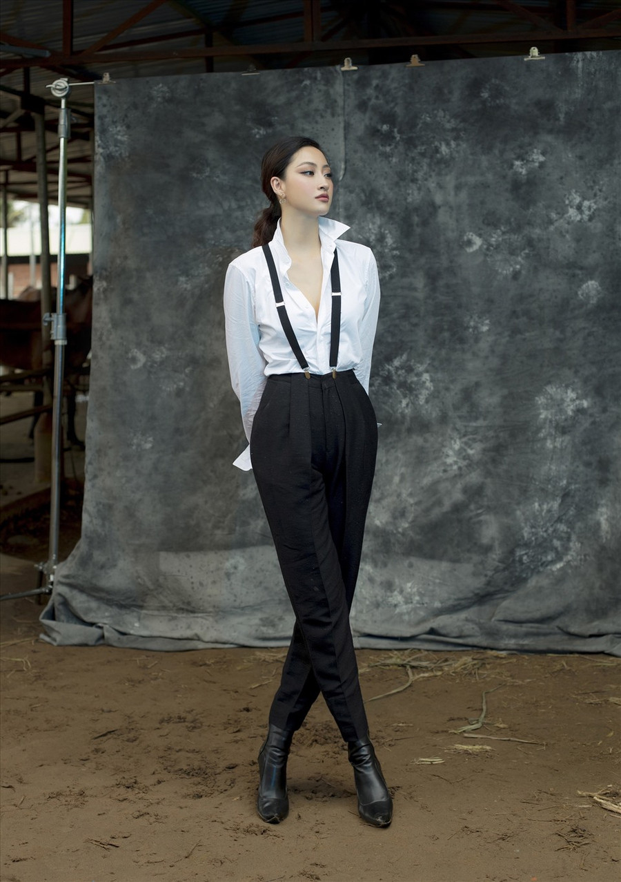 Lương Thuỳ Linh đã quá quen thuộc với những tà áo dài hay trang phục dạ hội lộng lẫy mỗi khi xuất hiện, việc tung ra bộ ảnh menswear lần này khiến nhiều khán giả trầm trồ. Dù ở bất kỳ phong cách nào có thể thấy vẻ đẹp của cô cũng có thể “cân” được mọi kiểu thời trang. Ảnh: Tang Tang.