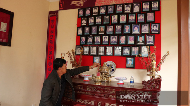 Ông Dũng thường xuyên thắp nhang cho 36 cụ ông, cụ bà đầu tiên từ Hà Đông vào Đà Lạt lập ấp.