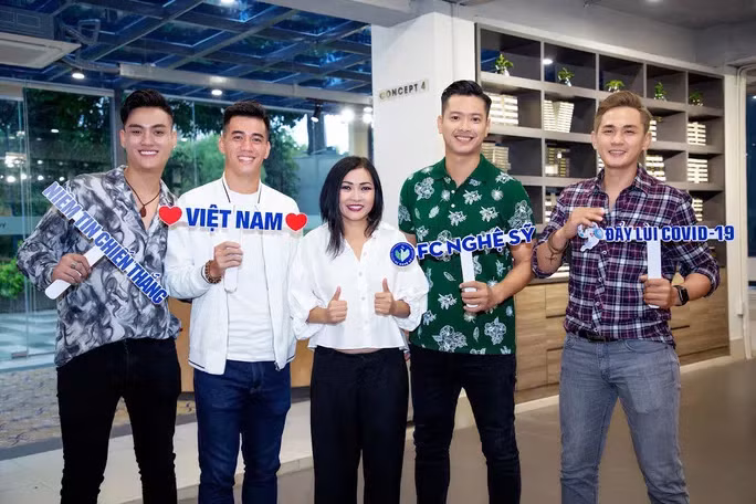 Ca sĩ Phương Thanh cũng nhận lời làm trưởng đoàn FC Nghệ Sỹ