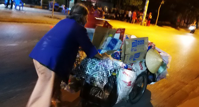 Nửa đêm, bà Tư lượm ve chai trở về
