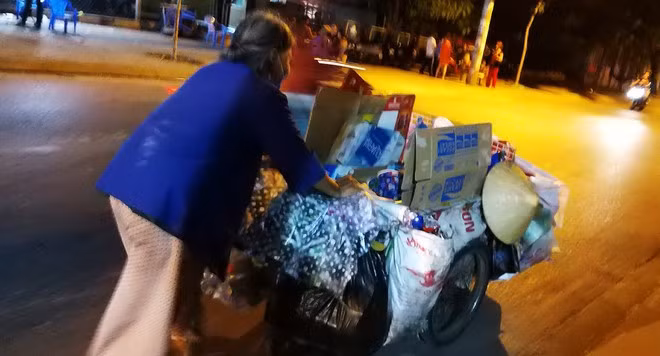 Nửa đêm, bà Tư lượm ve chai trở về