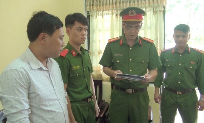  Công an đọc lệnh bắt tạm giam Lê Mai Sáng