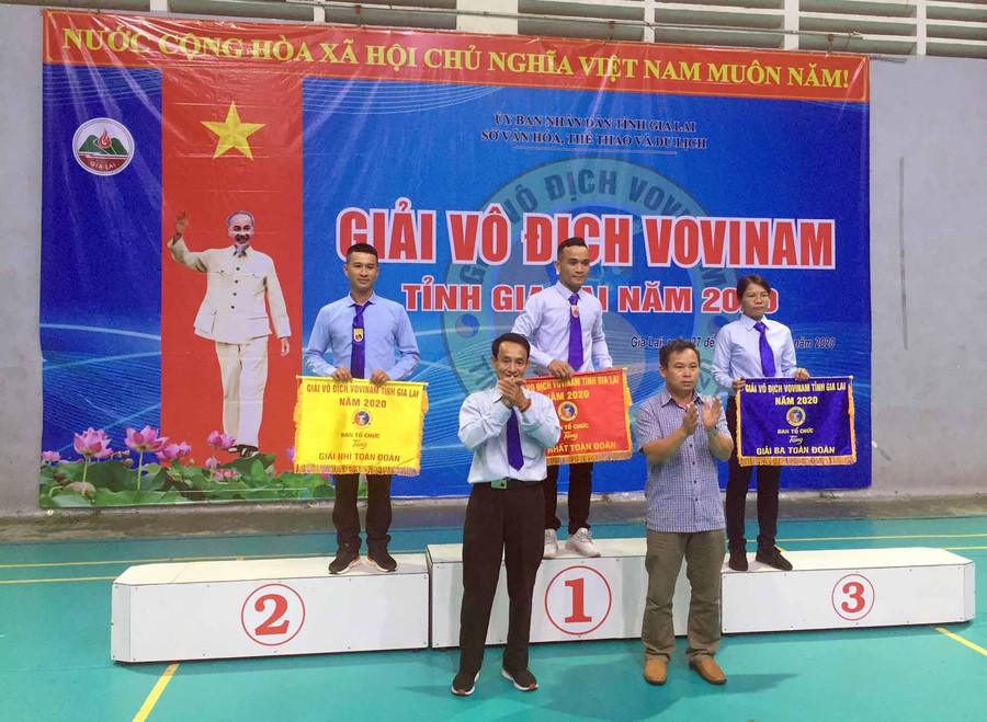 Ban tổ chức trao giải nhất, nhì, ba toàn đoàn cho các đơn vị xuất sắc. Ảnh: Hà Phương