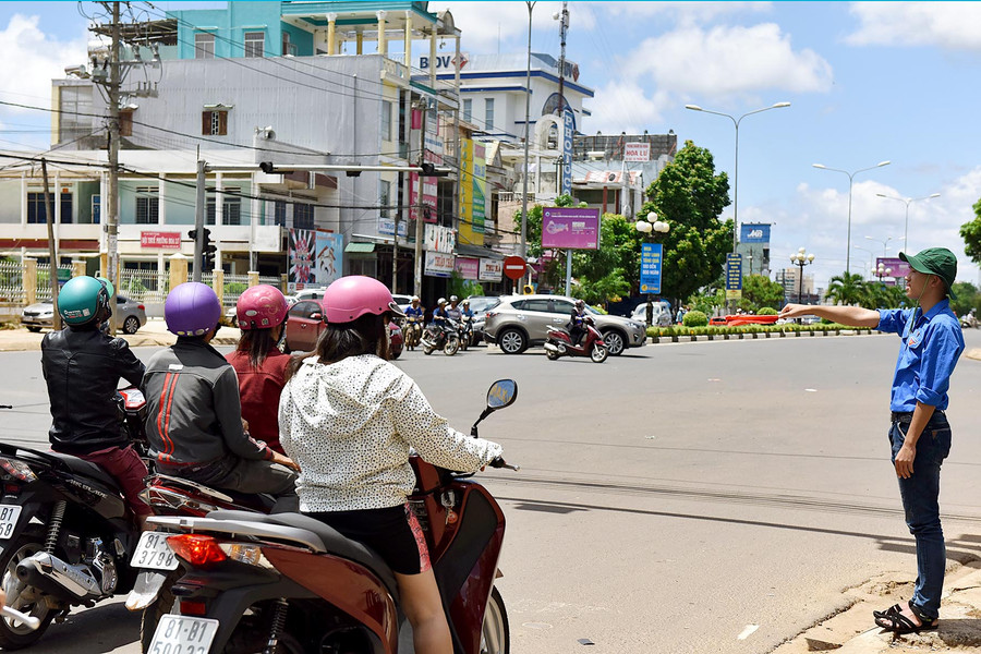 Thanh niên tình nguyện của Thành Đoàn TP. Pleiku tham gia hướng dẫn, phân luồng giao thông tại ngã tư trục đường Phan Đình Phùng- Phạm Văn Đồng