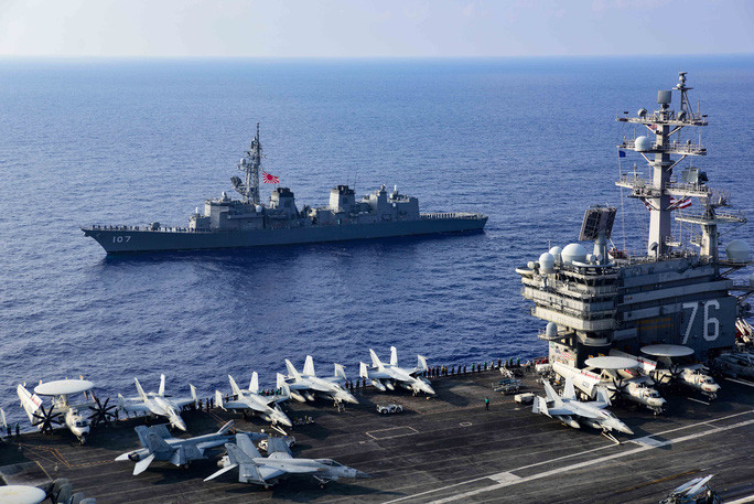Nhóm tác chiến tàu sân bay Mỹ USS Ronald Reagan trong cuộc tập trận cùng tàu khu trục Nhật Bản JS Ikazuchi trên biển Philippines hôm 15-8 Ảnh: HẢI QUÂN MỸ Nhóm tác chiến tàu sân bay Mỹ USS Ronald Reagan trong cuộc tập trận cùng tàu khu trục Nhật Bản JS Ikazuchi trên biển Philippines hôm 15-8 Ảnh: HẢI QUÂN MỸ