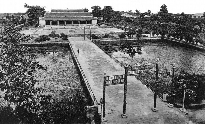 Nghi môn bằng đồng trước điện Thái Hòa, kinh thành Huế xưa. Thái Hòa là cung điện nằm trong khu vực Đại Nội, nơi đăng quang của 13 vua triều Nguyễn.