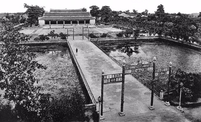 Nghi môn bằng đồng trước điện Thái Hòa, kinh thành Huế xưa. Thái Hòa là cung điện nằm trong khu vực Đại Nội, nơi đăng quang của 13 vua triều Nguyễn.