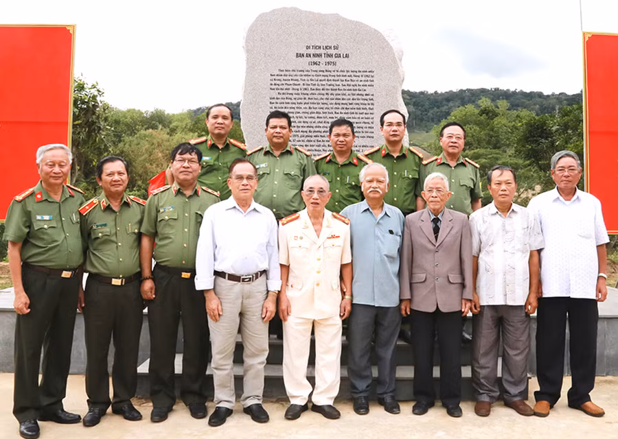  Lãnh đạo Công an tỉnh qua các thời kỳ chụp hình lưu niệm tại khuôn viên Bia di tích Ban An ninh Gia Lai ở xã Krong (huyện Kbang). Ảnh: THÚY TRINH