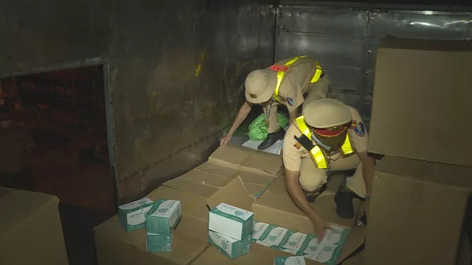 Lực lượng CSGT bắt giữ vụ vận chuyển khẩu trang y tế không rõ nguồn gốc