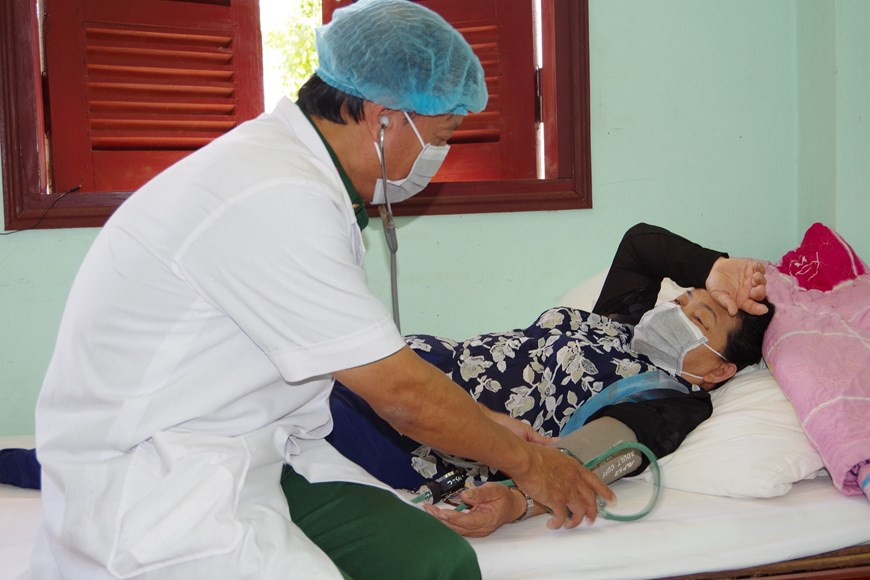 Lực lượng vũ trang địa phương tận tâm với công tác chăm sóc sức khỏe cho nhân dân tại khu cách ly y tế tỉnh Gia Lai. (Ảnh: Hồng Điệp/TTXVN)