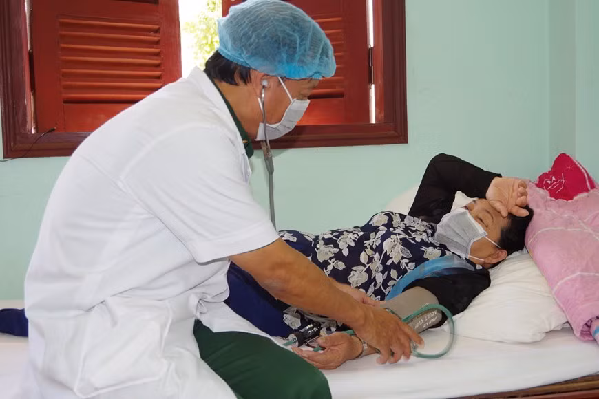 Lực lượng vũ trang địa phương tận tâm với công tác chăm sóc sức khỏe cho nhân dân tại khu cách ly y tế tỉnh Gia Lai. (Ảnh: Hồng Điệp/TTXVN)