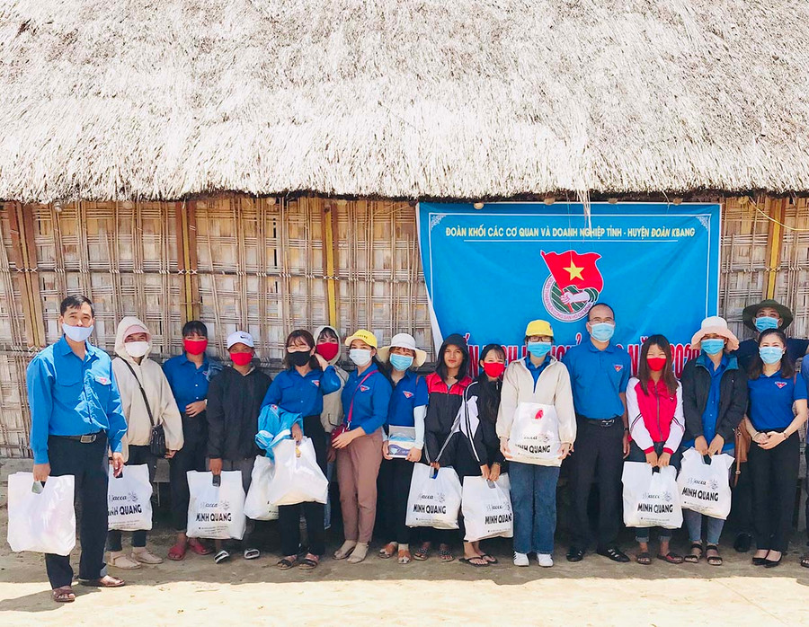 Đoàn công tác trao quà cho các thanh niên có hoàn cảnh khó khăn ở làng Klếch (xã Krong, huyện Kbang). Ảnh: Phan Lài