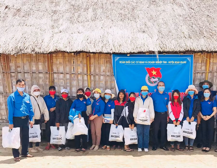 Đoàn công tác trao quà cho các thanh niên có hoàn cảnh khó khăn ở làng Klếch (xã Krong, huyện Kbang). Ảnh: Phan Lài